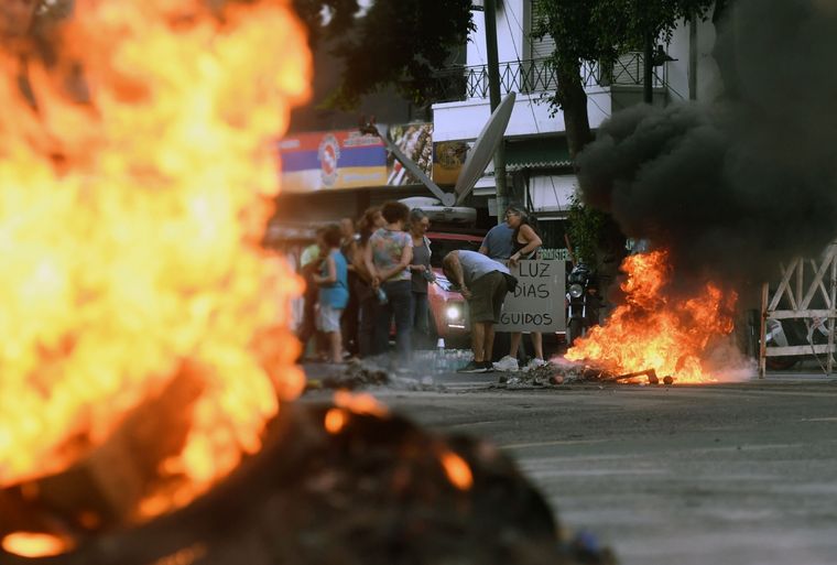 Vecinos hartos de la situación salieron a la calle a mostrar su malestar. Foto: Télam