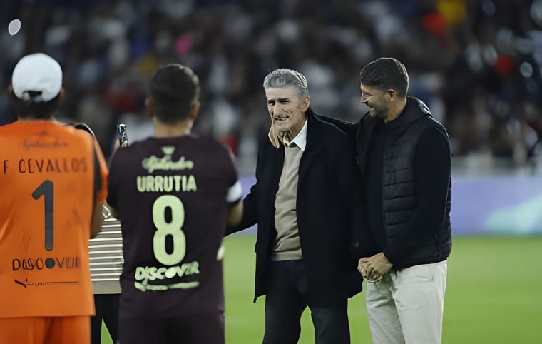 El Patón Bauza fue homenajeado por Liga de Quito Foto: @LDU_Oficial