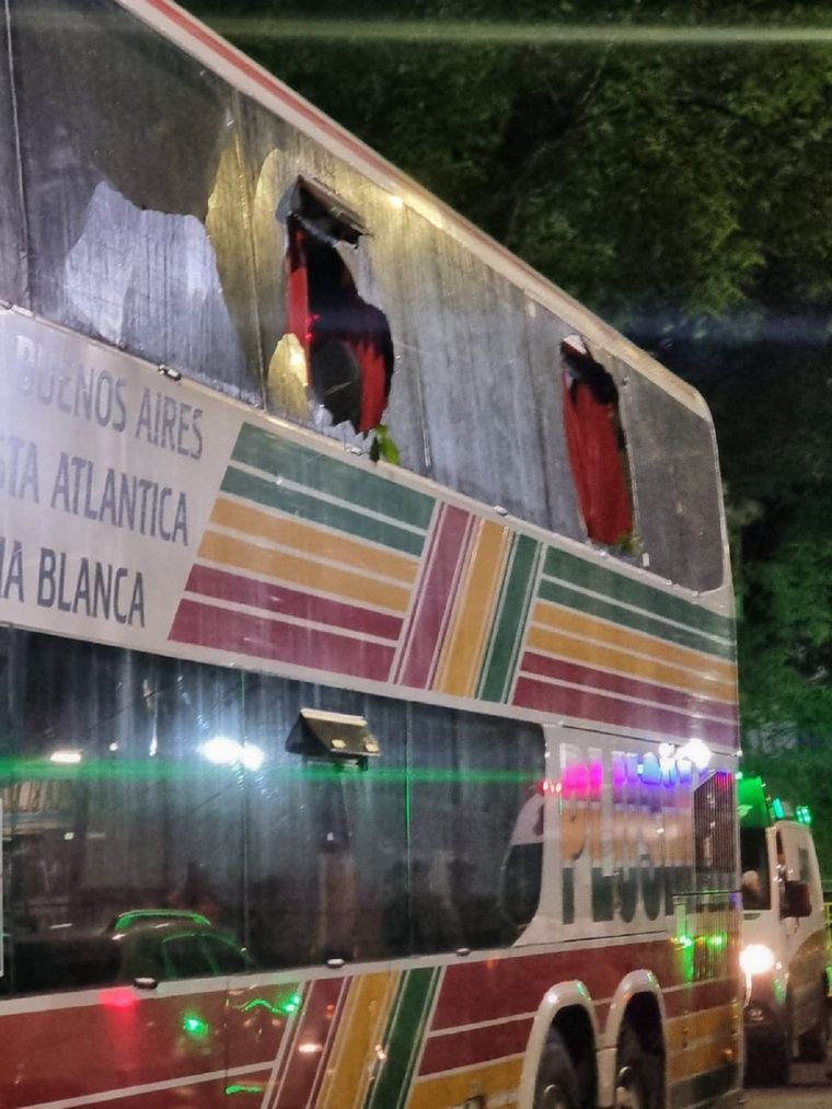 Así quedó uno de los micros de los hinchas de Vélez. Foto: @velez670