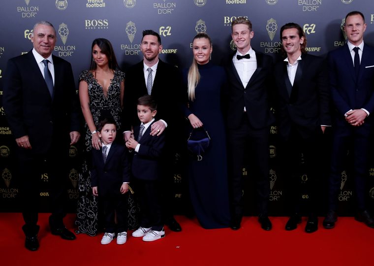 El ex futbolista Hristo Stoichkov junto a Lionel Messi y su familia y los futbolistas del Barcelona Frenkie de Jong, Antoine Griezmann y Marc-Andre ter Stegen, nominados al Balón de Oro.