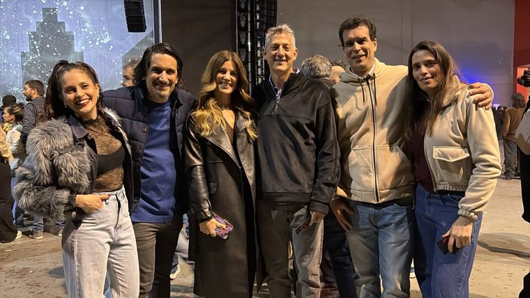 Rocío Aracena, Ariel Pérez, Sabrina Suden, Renzo Giuffré, Paola Rico, y Hernán D'Agostino. Foto: Maru Mena. Rocío Aracena, Ariel Pérez, Sabrina Suden, Renzo Giuffré, Paola Rico, y Hernán D'Agostino. Foto: Maru Mena.