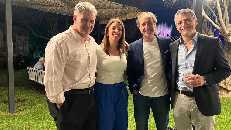 Del Grupo Peñaflor: Edgardo Diaco (Director Industrial), Valeria Strozzi (Relaciones Institucionales), Marcelo Belmonte (Director de Viticultura y Enología) y Lucas Perez Averastegui (Gerente General). Del Grupo Peñaflor: Edgardo Diaco (Director Industrial), Valeria Strozzi (Relaciones Institucionales), Marcelo Belmonte (Director de Viticultura y Enología) y Lucas Perez Averastegui (Gerente General).