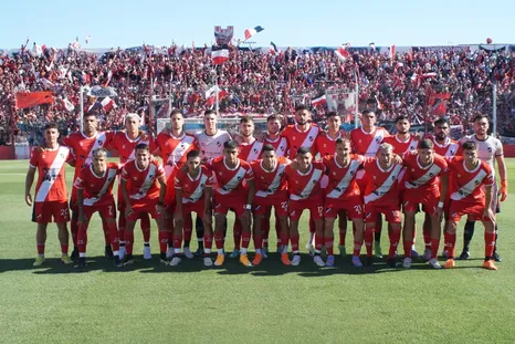 El plantel completo del Deportivo Maipú que disputó la final ante Riestra en 2023. El plantel completo del Deportivo Maipú que disputó la final ante Riestra en 2023.