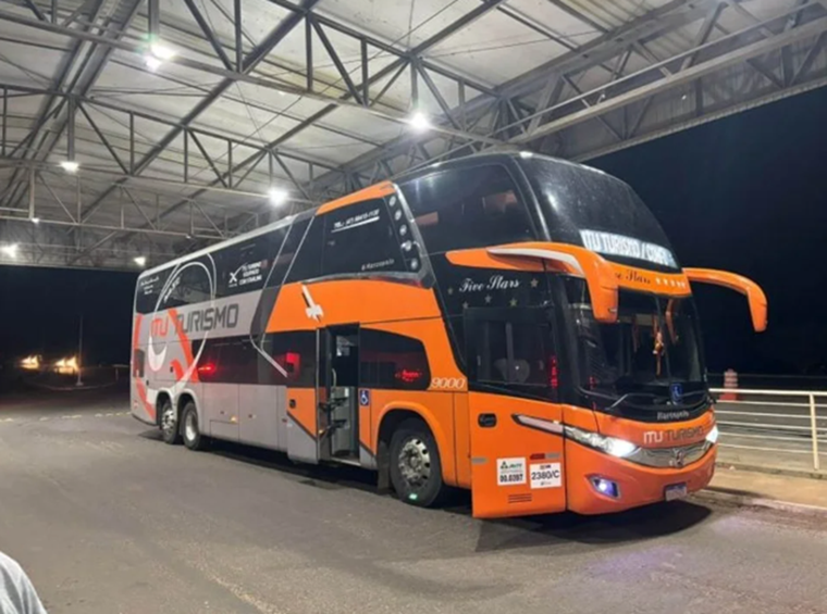 Uno de los micros en los que viajaban los argentinos detenidos por la Policía Federal de Brasil.