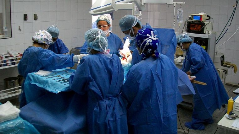 Una intervención en un quirófano hospitalario. Foto: Wikipedia.