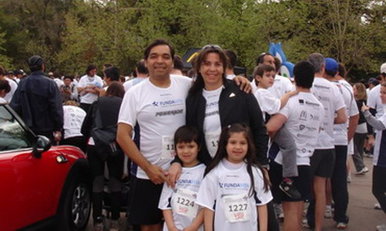 ¡La familia completa! Claudio Gil, Gisela Halaby y los niños, Abril y Lucas Gil. Foto: Gentileza