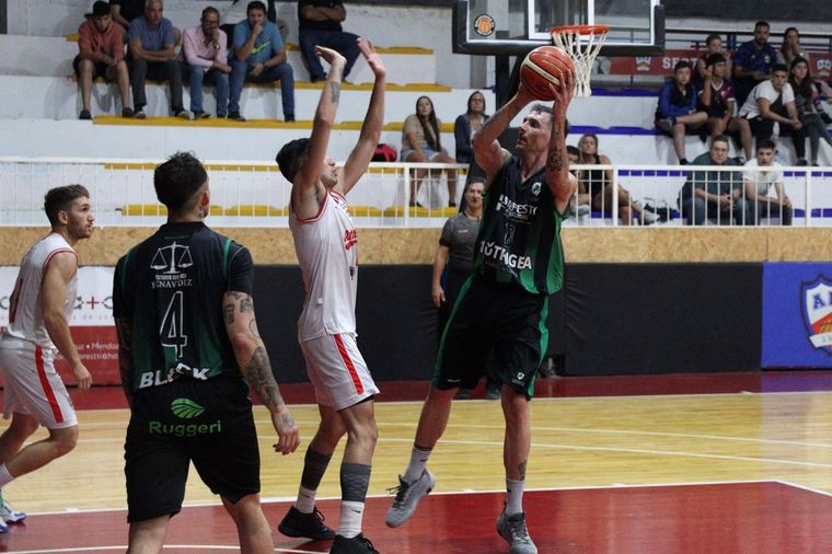 Anzorena venció a Banco Mendoza y sigue sumando Foto: Santiago Tagua - MDZ