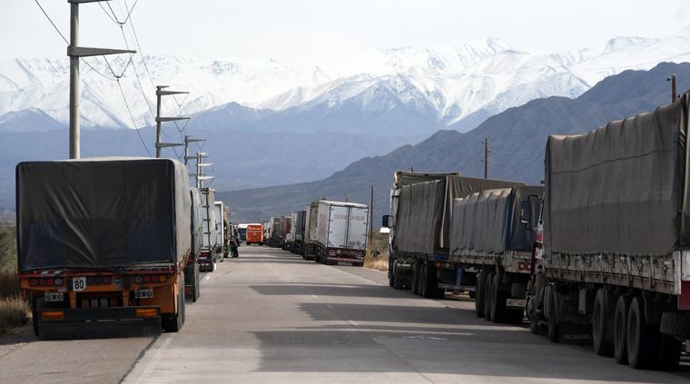 Debido al cierre del paso, miles de camiones se encuentran varados en la provincia Foto: ALF PONCE MERCADO / MDZ