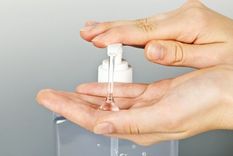 Para que sea efectivo, el gel antibacterial debe tener al menos 60% de alcohol.