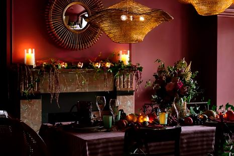 La decoración con el color bordó hoy está en todas partes y no hay mejor momento del año para adoptarlo que durante la Navidad. Foto: Pooky