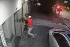 video: golpearon y arrastraron a una mujer para robarle video: golpearon y arrastraron a una mujer para robarle