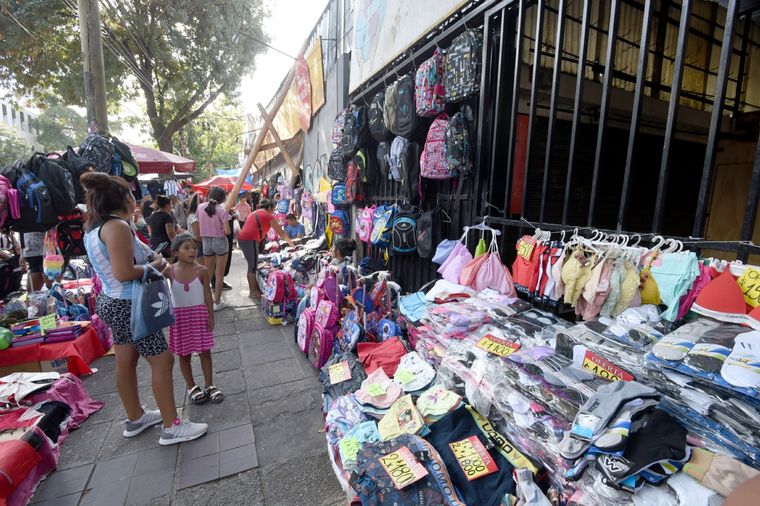 La venta sobre calle General Paz seguirá vigente hasta tanto los puesteros afectados encuentren un espacio. Foto: Maximiliano Ríos/MDZ