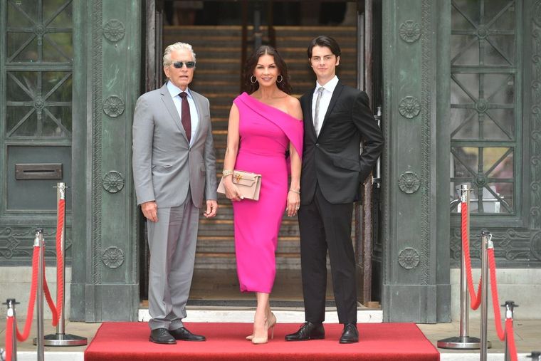 Foto: https://es.alrm.pt/catherine-zeta-jones-michael-douglas-son-dylan-is-all-grown-up