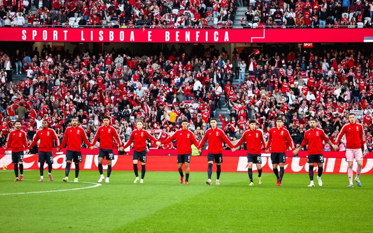 Benfica actuó contra 5 socios que profirieron insultos racistas a Vinícius.