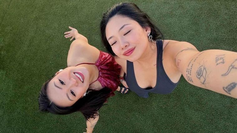 Renee y April se conocieron a los 12 años y se hicieron mejores amigas; la relación es tan importante para ambas que decidieron casarse legalmente, aun sin romance ni sexo.