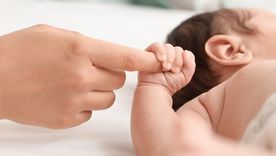 Desde el nacimiento, la relación con otros condiciona nuestra personalidad y vínculos de por vida. Foto: shutterstock