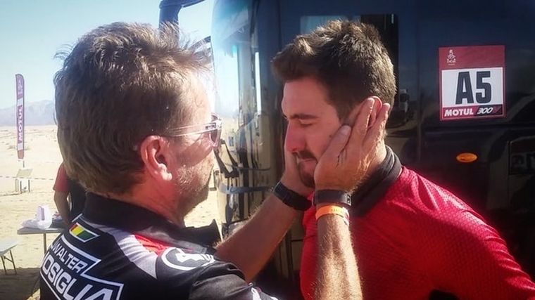 Daniel Nosiglia junto a su padre, Walter, luego de abandonar la carrera.