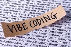 El vibe coding utiliza la IA para acelerar el desarrollo de software mediante lenguaje natural. El vibe coding utiliza la IA para acelerar el desarrollo de software mediante lenguaje natural.