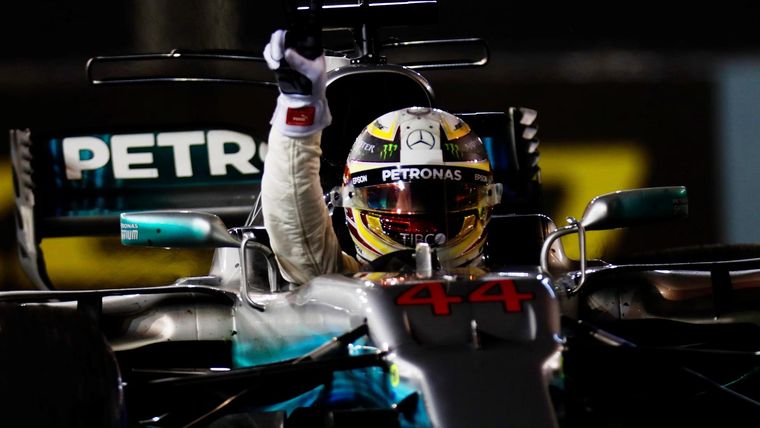 Lewis Hamilton terminó imponiéndose en el Gran Premio de Singapur ese año. Lewis Hamilton terminó imponiéndose en el Gran Premio de Singapur ese año.
