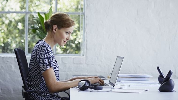 ¿Cuánto tiempo pasas al día sentado o sentada trabajando? Foto: GETTY IMAGES ,