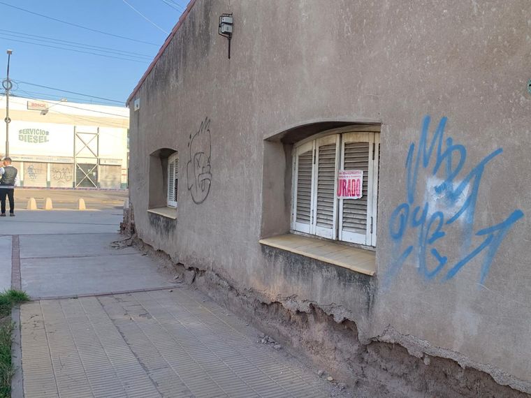 La casa, bunker de delincuentes, minutos antes de ser demolida. La casa, bunker de delincuentes, minutos antes de ser demolida.