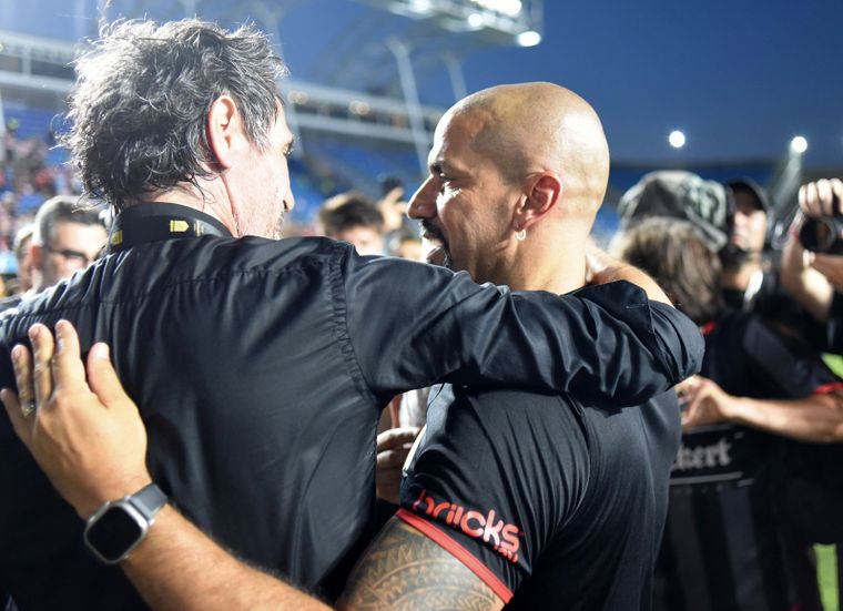 Eduardo Domínguez le impuso dos condiciones a Juan Sebastián Verón para seguir dirigiendo en Estudiantes.