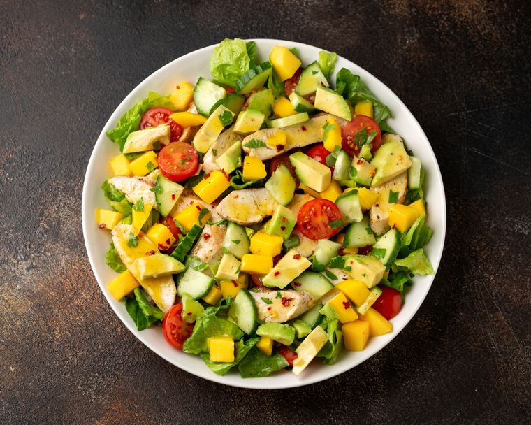 Ensalada de pollo y mango Una receta simple y deliciosa para hacer en minutos. Foto: Shutterstock