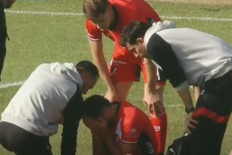 El jugador del Deportivo Maipú sintió el dolor en su rodilla y cayó tendido en el piso. El jugador del Deportivo Maipú sintió el dolor en su rodilla y cayó tendido en el piso.