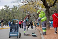 dia del barrendero: encargados de la limpieza de mas  de 24 mil cuadras portenas