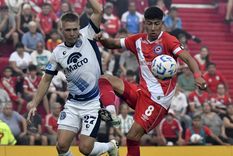 El lateral izquierdo Pedro Souto (27), quien debutó en Independiente, intenta arrebatarle el balón al hábil Alan Rodríguez, del Bicho. Foto: FotoBaires
