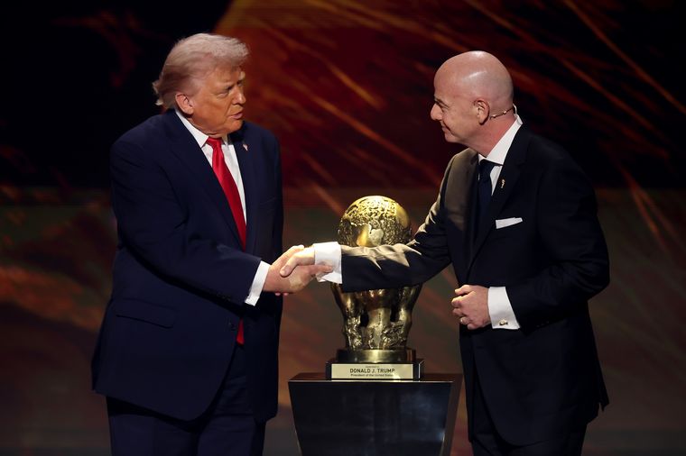 Donald Trump, presidente de Estados Unidos, recibió el premio por parte de Gianni Infantino, titular de la FIFA. 