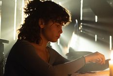 Se aprovecha de la reputación de su abuela.