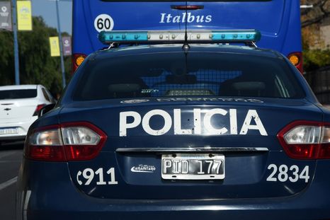 La mujer fue asistida por personal de salud y policial Foto: ALF PONCE MERCADO / MDZ