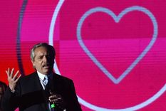 Alberto Fernández le dio trabajo a una peluquera en una central nuclear. Foto: Télam