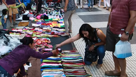 La importación de ropa usada se transformó en una tendencia creciente en el país y amenaza a la industria local, que debe competir contra precios irrisorios. La importación de ropa usada se transformó en una tendencia creciente en el país y amenaza a la industria local, que debe competir contra precios irrisorios.