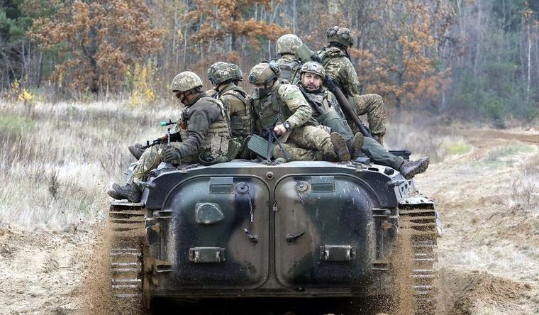 Soldados ucranianos volviendo del frente de batalla. Foto: Efe.