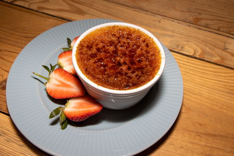 La receta de crème brûlée de dulce de leche nació como una versión bien argenta del clásico francés. ¡Un golazo dulce! La receta de crème brûlée de dulce de leche nació como una versión bien argenta del clásico francés. ¡Un golazo dulce!