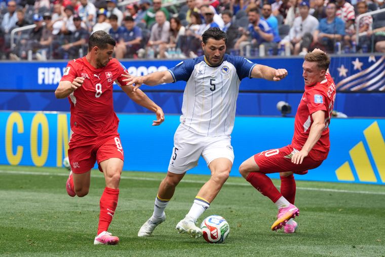 Bosnia la pasó mal ante Suiza. Bosnia la pasó mal ante Suiza.