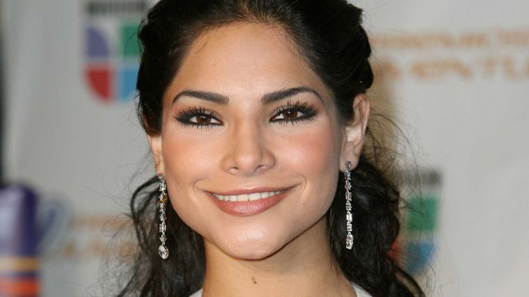 Alejandra Espinoza respondió a los que critican su estilizado cuerpo.
