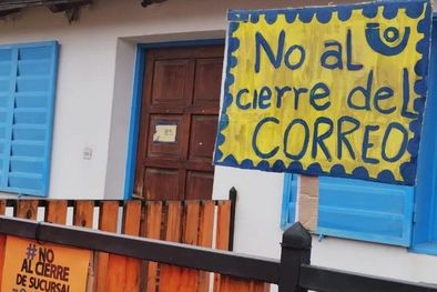 MDZol | Vecinos autoconvocados de Corcovado se manifestaron pacíficamente para evitar que se cierre la sucursal Corcovado del Correo Argentino. Foto: Facebook Maria Roxana Novella