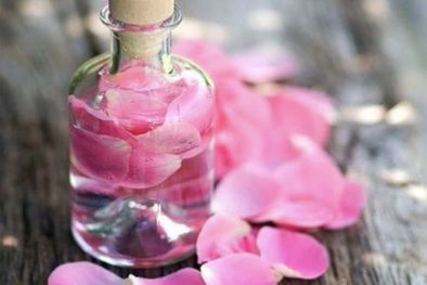 MDZol | El agua de rosas calma, trata signos del envejecimiento y ayuda a eliminar células muertas. Foto: Azteca América
