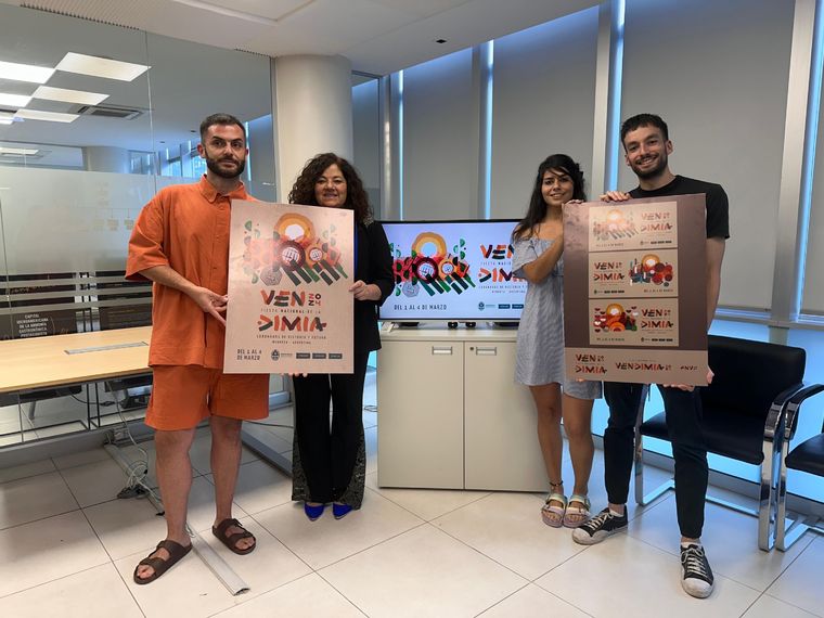 Vicario posó con los ganadores del concurso Foto: Gobierno de Mendoza