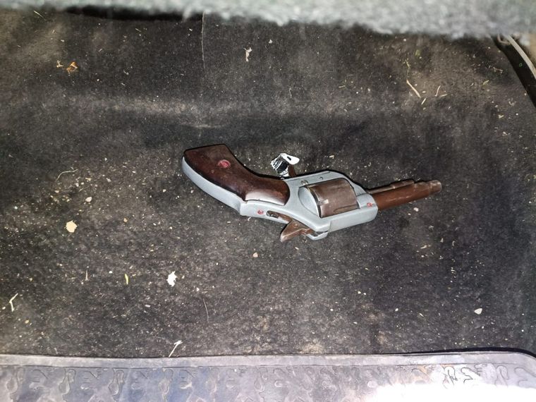 Uniformados encontratron un revólver calibre 22 dentro de un vehículo demorado en medio de un operativo Uniformados encontratron un revólver calibre 22 dentro de un vehículo demorado en medio de un operativo