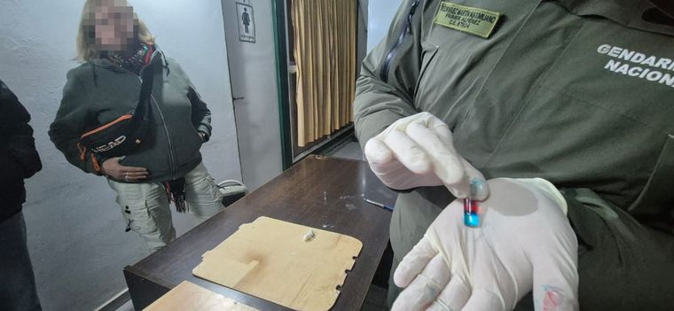 El narcotest confirmó la presencia de cocaína dentro de los paquetes detectados por el can antinarcóticos. El narcotest confirmó la presencia de cocaína dentro de los paquetes detectados por el can antinarcóticos.