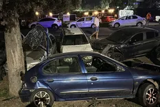 perdio el control en el acceso sur y choco contra varios autos estacionados: un herido grave