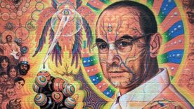Retrato del químico suizo Albert Hofmann en papel secante impregnado con LSD,  dividido en pequeños cuadrados que contienen dosis individuales de la droga. Es una forma habitual de distribuirla y consumirla.