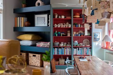 MDZol | Tener un lugar para cada cosa (izq) y hacer un reinicio nocturno. Foto: Forge & Bow / Arris Photography y Farrow & Ball / Asger Mortensen, Wester Agency
