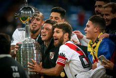Gallardo levanta la Copa con los capitanes. Juanfer presente. Foto: NA Gallardo levanta la Copa con los capitanes. Juanfer presente. Foto: NA