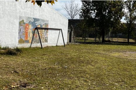 El arco apoyado en la pared que cayó sobre la alumna y le causó lesiones que derivaron en su muerte. El arco apoyado en la pared que cayó sobre la alumna y le causó lesiones que derivaron en su muerte.