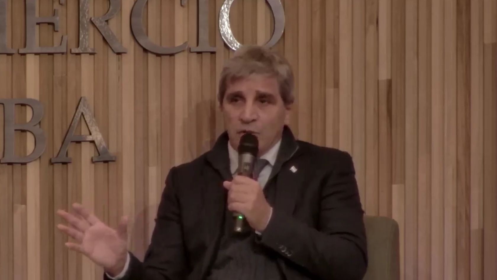 Luis Caputo en la Bolsa de Córdoba. Luis Caputo en la Bolsa de Córdoba.